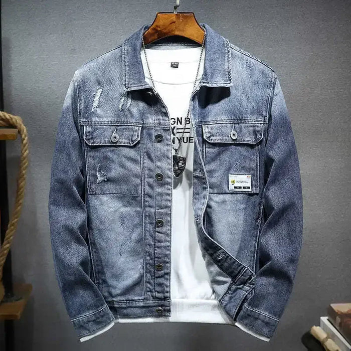 Jaqueta Jeans Masculina Montelezzi ML153, confeccionada em jeans premium, com forro acolchoado, fechamento por botões e modelagem ajustada para um visual versátil e sofisticado.