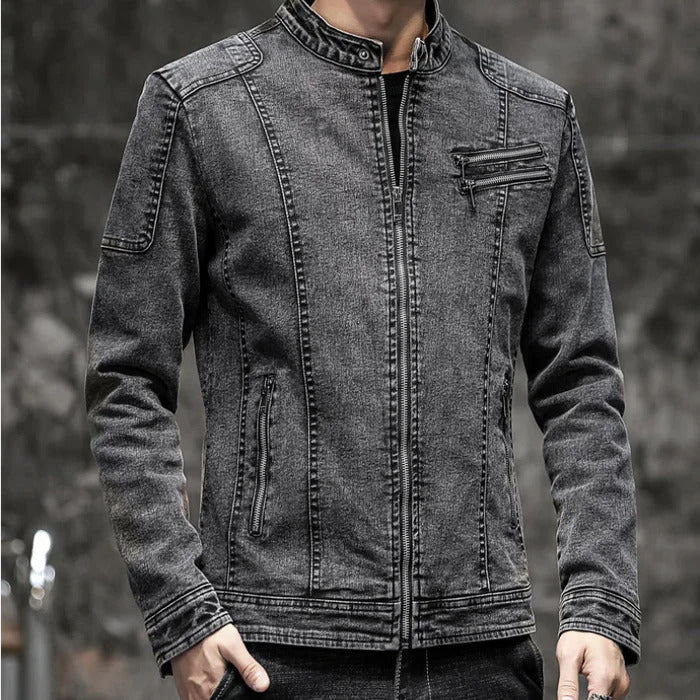 Jaqueta Jeans Masculina Montelezzi ML162, confeccionada em jeans premium, com fechamento em botões, modelagem clássica e detalhes vintage para um visual sofisticado.