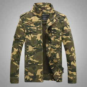 Jaqueta Masculina Camuflada Montelezzi ML151 com forro interno acolchoado, fechamento em zíper e estampa militar para estilo e proteção térmica nos dias frios.