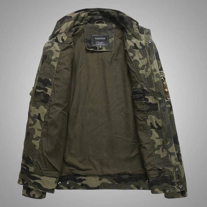 Jaqueta Masculina Camuflada Montelezzi ML151 com forro interno acolchoado, fechamento em zíper e estampa militar para estilo e proteção térmica nos dias frios.