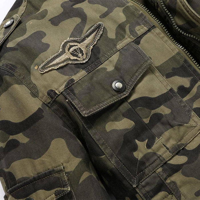 Jaqueta Masculina Camuflada Montelezzi ML151 com forro interno acolchoado, fechamento em zíper e estampa militar para estilo e proteção térmica nos dias frios.