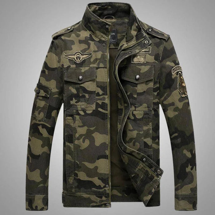 Jaqueta Masculina Camuflada Montelezzi ML151 com forro interno acolchoado, fechamento em zíper e estampa militar para estilo e proteção térmica nos dias frios.