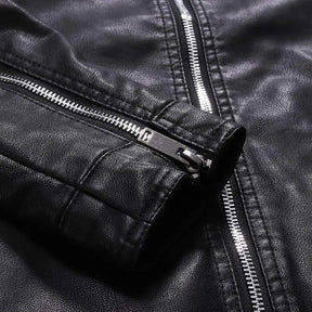 Jaqueta Masculina em Couro Montelezzi ML115, com modelagem ajustada, fechamento em zíper e acabamento refinado para um estilo autêntico.