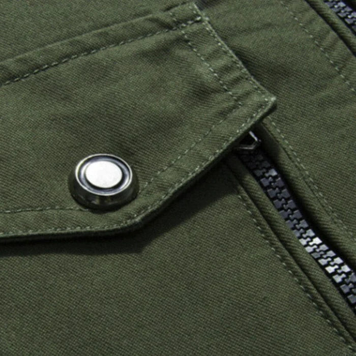 Jaqueta Masculina Montelezzi ML104, com modelagem moderna, fechamento em zíper e detalhes em botões e bolsos para um estilo sofisticado.