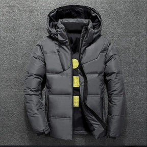 Jaqueta Masculina Puffer Montelezzi ML161, confeccionada em poliéster com forro acolchoado e fechamento em zíper, proporcionando conforto e proteção térmica.