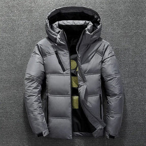 Jaqueta Masculina Puffer Montelezzi ML161, confeccionada em poliéster com forro acolchoado e fechamento em zíper, proporcionando conforto e proteção térmica.