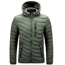 Jaqueta Puffer Masculina Montelezzi ML090, confeccionada em poliamida com plumas, gola alta e fechamento em zíper para máxima proteção térmica.