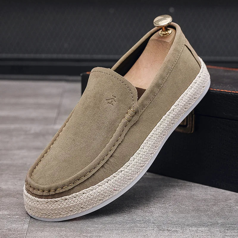 Mocassim Masculino Montelezzi ML046, design clássico e refinado, acabamento artesanal, solado flexível e ajuste confortável para máximo bem-estar.