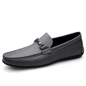 Mocassim Masculino em Couro Montelezzi ML042, design clássico e sofisticado, acabamento artesanal, palmilha macia e solado flexível para máximo conforto.