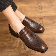 Mocassim Masculino em Couro Montelezzi ML044, design clássico e sofisticado, acabamento artesanal, palmilha acolchoada e solado flexível para máximo conforto.