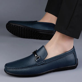 Mocassim Masculino em Couro Montelezzi ML042, design clássico e sofisticado, acabamento artesanal, palmilha macia e solado flexível para máximo conforto.