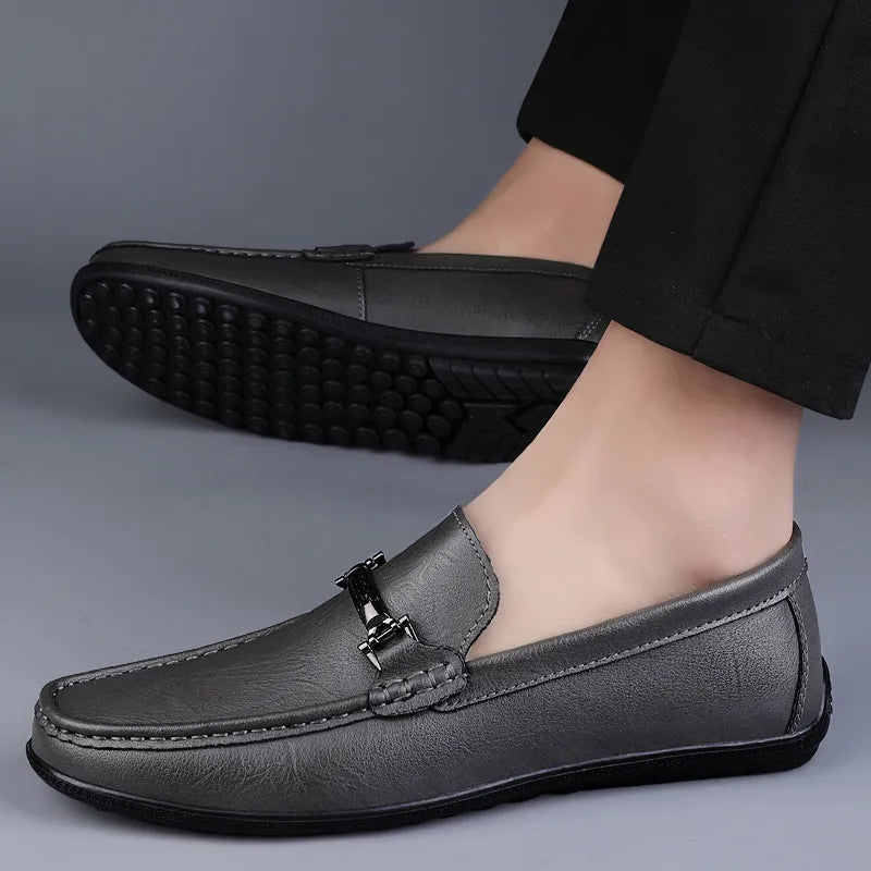 Mocassim Masculino em Couro Montelezzi ML042, design clássico e sofisticado, acabamento artesanal, palmilha macia e solado flexível para máximo conforto.