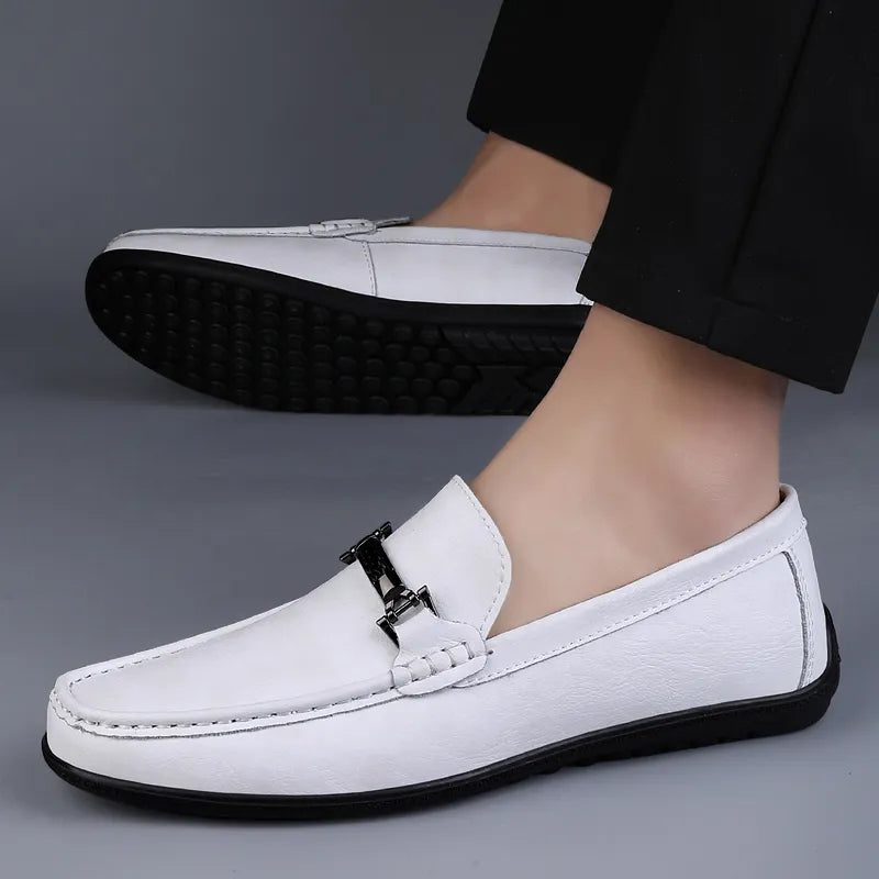 Mocassim Masculino em Couro Montelezzi ML042, design clássico e sofisticado, acabamento artesanal, palmilha macia e solado flexível para máximo conforto.