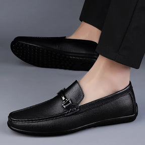 Mocassim Masculino em Couro Montelezzi ML042, design clássico e sofisticado, acabamento artesanal, palmilha macia e solado flexível para máximo conforto.