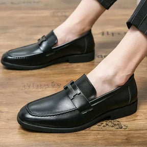 Mocassim Masculino em Couro Montelezzi ML045, design clássico e sofisticado, acabamento artesanal, palmilha acolchoada e solado flexível para máximo conforto.