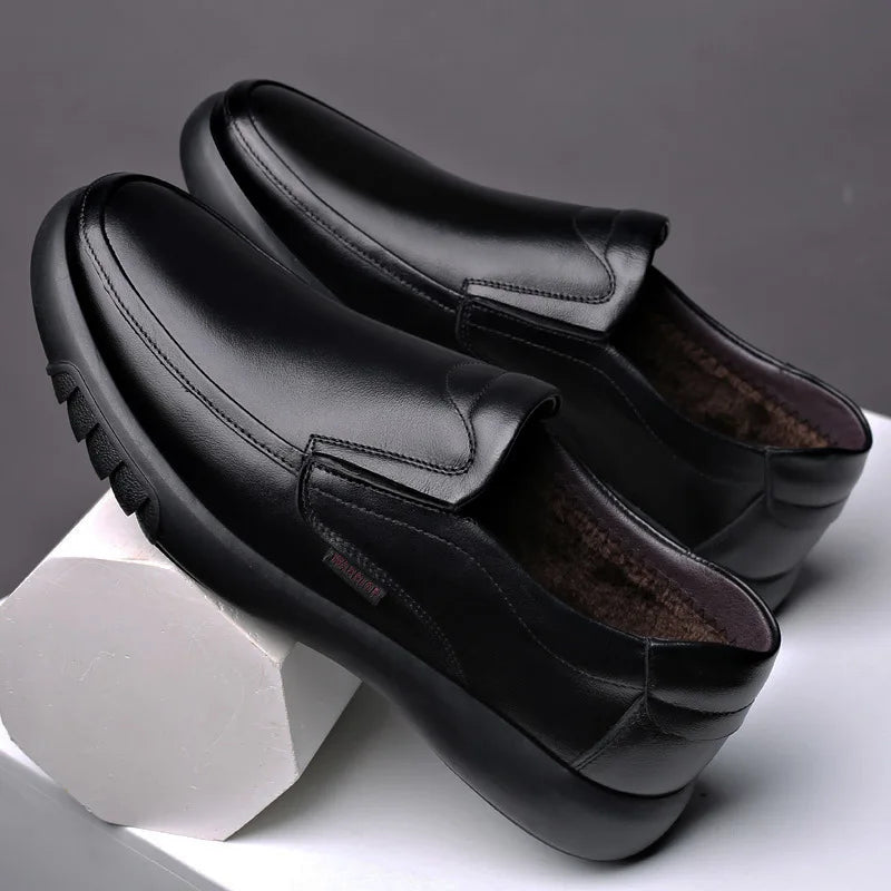 Mocassim Masculino Montelezzi ML065 com design elegante, solado resistente e palmilha macia para máximo conforto.