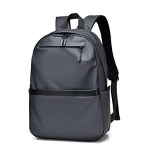 Mochila Executiva Montelezzi ML085 com espaço para notebook 15", material impermeável, alças acolchoadas e divisórias organizadoras.