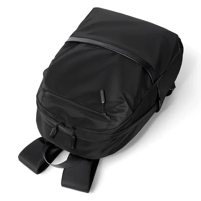 Mochila Executiva Montelezzi ML085 com espaço para notebook 15", material impermeável, alças acolchoadas e divisórias organizadoras.