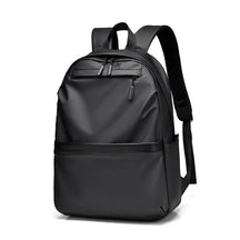 Mochila Executiva Montelezzi ML085 com espaço para notebook 15", material impermeável, alças acolchoadas e divisórias organizadoras.