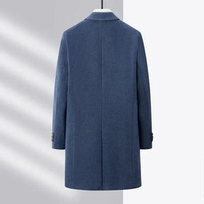 Sobretudo Masculino Montelezzi ML224, com lã de alta qualidade e fechamento com botões, perfeito para o inverno e diversas ocasiões.