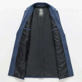 Sobretudo Masculino Montelezzi ML224, com lã de alta qualidade e fechamento com botões, perfeito para o inverno e diversas ocasiões.