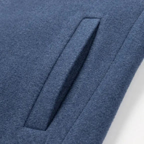 Sobretudo Masculino Montelezzi ML224, com lã de alta qualidade e fechamento com botões, perfeito para o inverno e diversas ocasiões.