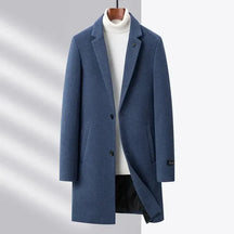 Sobretudo Masculino Montelezzi ML224, com lã de alta qualidade e fechamento com botões, perfeito para o inverno e diversas ocasiões.