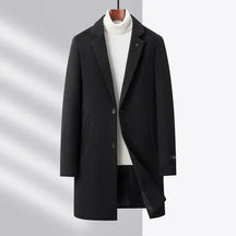 Sobretudo Masculino Montelezzi ML224, com lã de alta qualidade e fechamento com botões, perfeito para o inverno e diversas ocasiões.