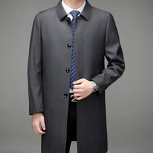 Sobretudo Masculino Montelezzi ML229, com fechamento em botões e forro impermeável, perfeito para o inverno e ocasiões empresariais.