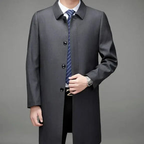 Sobretudo Masculino Montelezzi ML229, com fechamento em botões e forro impermeável, perfeito para o inverno e ocasiões empresariais.