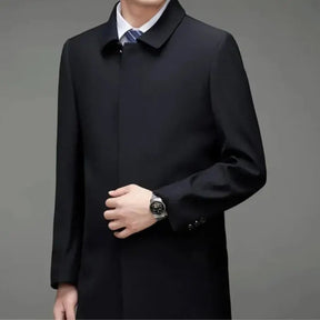 Sobretudo Masculino Montelezzi ML229, com fechamento em botões e forro impermeável, perfeito para o inverno e ocasiões empresariais.