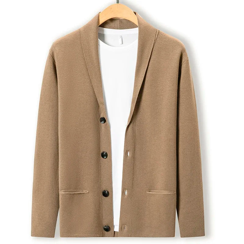 Suéter Masculino Montelezzi ML185, com gola em V e modelagem ajustada, perfeito para compromissos informais ou profissionais.
